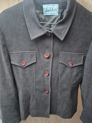 Traje chaqueta y falda marrón