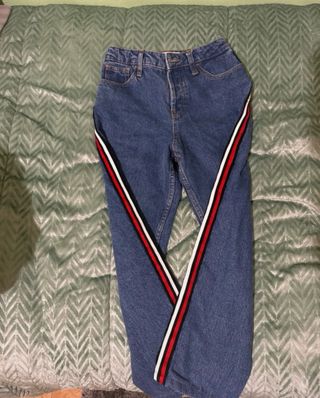 Calças Mango com risca lateral.