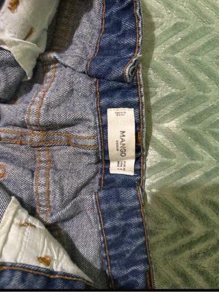 Calças Mango com risca lateral.