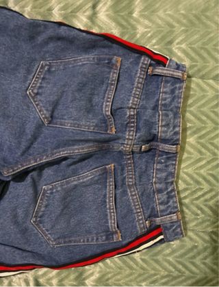 Calças Mango com risca lateral.