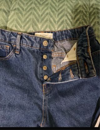 Calças Mango com risca lateral.