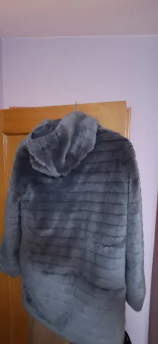 Chaquetón de pelo gris