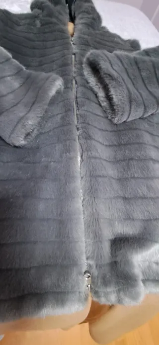 Chaquetón de pelo gris