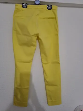 Pantalón amarillo Pull&Bear Talla 34