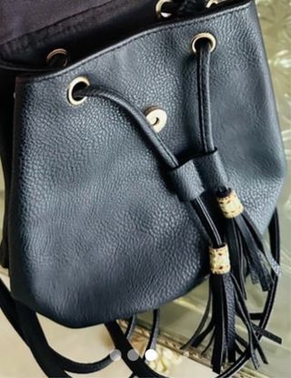 Mochila juvenil negra con pelo y flecos