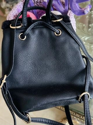 Mochila juvenil negra con pelo y flecos