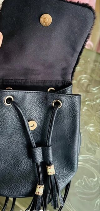 Mochila juvenil negra con pelo y flecos