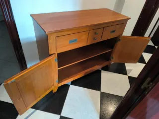 Aparador de madera marrón