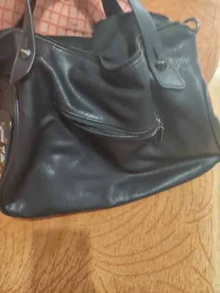 Bolso negro con tachuelas