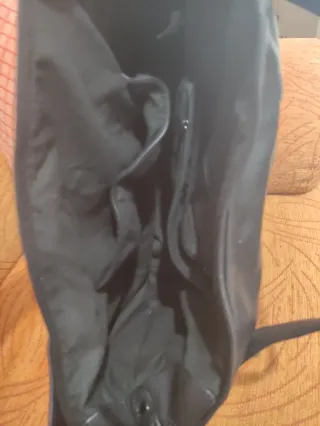 Bolso negro con tachuelas