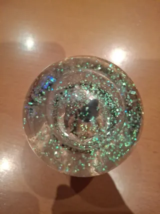 Bola de cristal con duende y purpurina