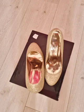 Zapatos de fiesta dorados brillantes