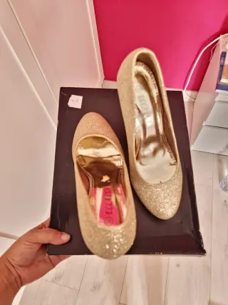 Zapatos de fiesta dorados brillantes