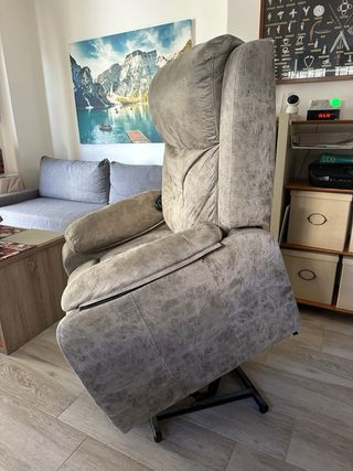 Sofá de tela beige y gris