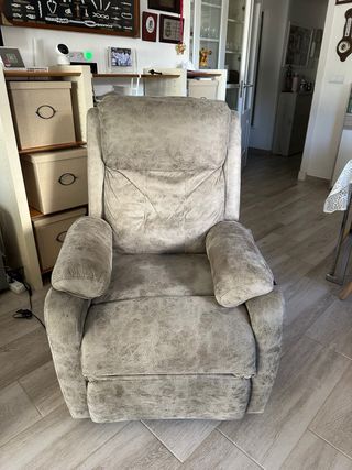 Sofá de tela beige y gris