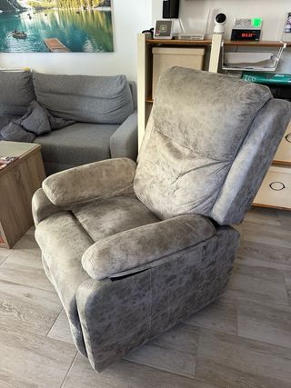 Sofá de tela beige y gris