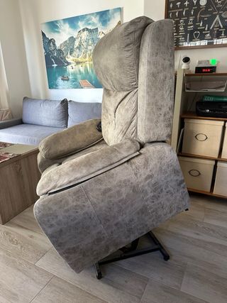 Sofá de tela beige y gris