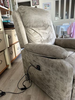 Sofá de tela beige y gris