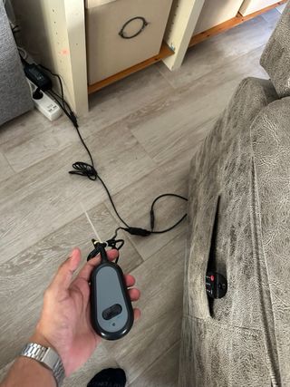 Sofá de tela beige y gris