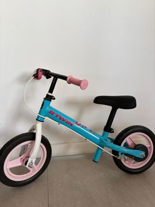 Bici sin pedales Btwin casco y silla para muñeca