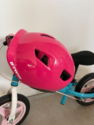 Bici sin pedales Btwin casco y silla para muñeca