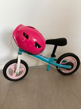 Bici sin pedales Btwin casco y silla para muñeca
