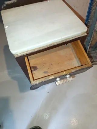 Mesilla antigua de madera y mármol