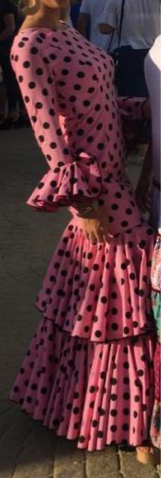 Traje de flamenca rosa lunares negros