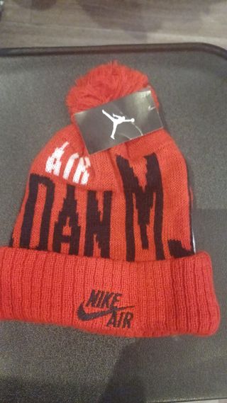 Gorro Jordan Air Negro y Rojo