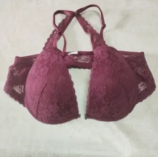 Sujetador de encaje morado