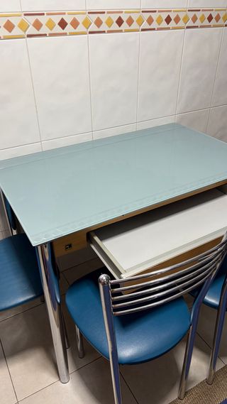 Tavolo in vetro con 4 sedie