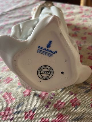 Figura Lladro Niña con Flores 20 cms