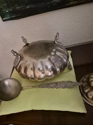 Sopera de metal con cucharón