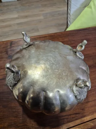 Sopera de metal con cucharón