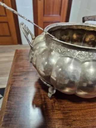 Sopera de metal con cucharón