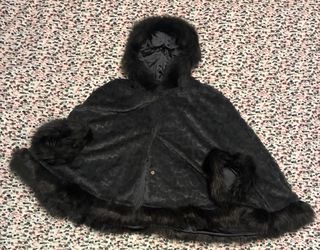 Capa con capucha de pelo sintético