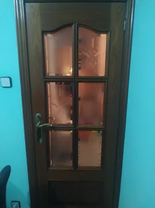 Puerta madera maciza con cristales decorados