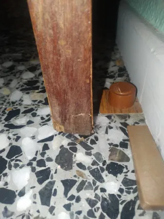 Puerta madera maciza con cristales decorados