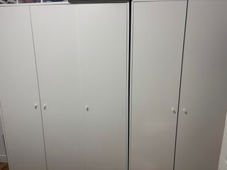 Armarios blancos de 3 y 2 puertas