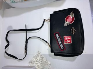 Bolso Love Moschino Negro con Parches