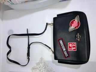 Bolso Love Moschino Negro con Parches