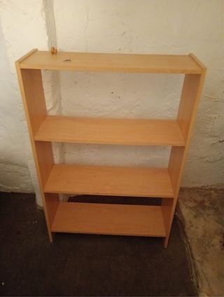 Estantería de madera beige