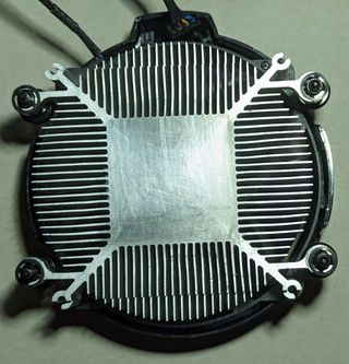 AMD Ryzen 3 2200G + Vega 8 con disipador