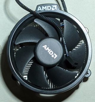 AMD Ryzen 3 2200G + Vega 8 con disipador