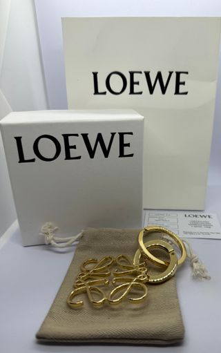 Llavero Charm Loewe Anagram Dorado