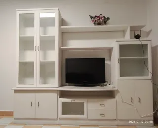Mueble de salón blanco y cristal