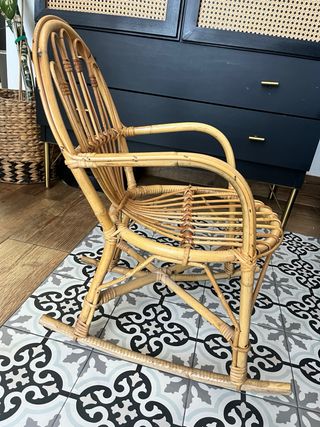 Mecedora de mimbre para niño