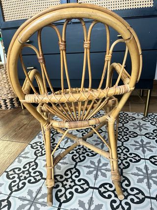 Mecedora de mimbre para niño