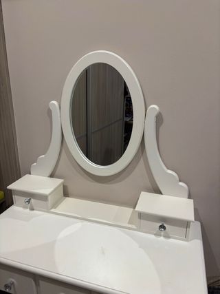 Tocador con espejo ovalado