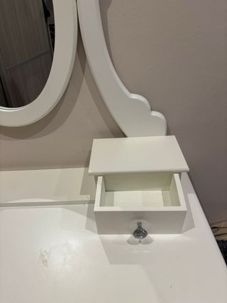 Tocador con espejo ovalado